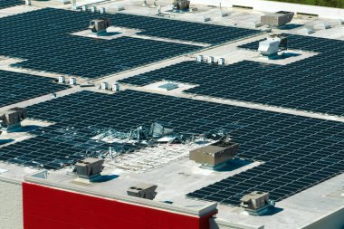 Ian kasırgası tarafından yıkılan fotovoltaik güneş panelleri yeşil ekolojik elektrik üretmek için endüstriyel binaların çatısına monte edildi. Florida 'daki doğal afet sonuçları.