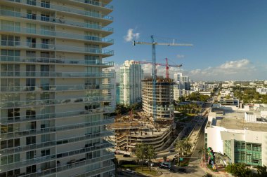 Yüksek konutlu inşaat alanındaki vinçler kaldırılıyor. Miami 'de gayrimenkul geliştirme.