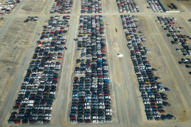 Arızalı arabaları açık artırma satış şirketinin otoparkında kullanılmış. Yeniden inşa veya kurtarma başlığı için ikinci el araç satışı.