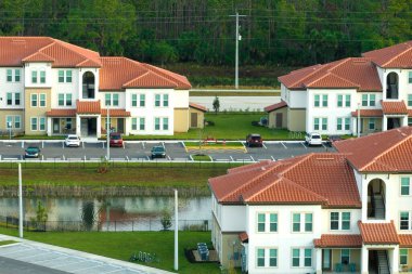 Florida 'nın banliyö bölgesindeki apartman dairelerinin yukarıdan görünüşü. Amerikan banliyölerindeki gayrimenkul gelişimine örnek olarak.