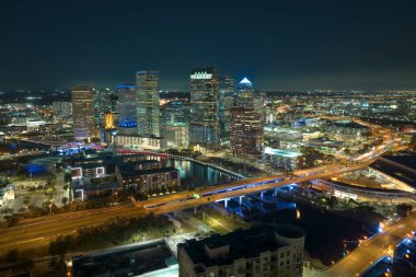 Yüksek gökdelen binaları ve ABD 'nin Florida kentindeki Tampa şehrinin şehir merkezindeki trafiği yukarıdan izleyin. Amerikan megapolis 'i ve geceleri finans bölgesi..