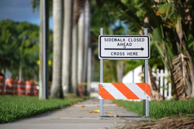 Uyarı levhası sokak inşaatında kaldırım kapalı. İleride kullanılacak araç.