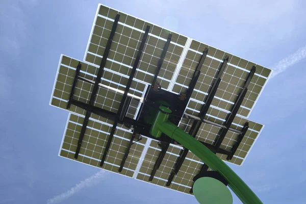 Paneles Solares Fotovoltaicos Montados Poste Calle Ciudad Para Suministro Electricidad —  Fotos de Stock