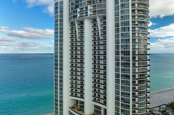 Şatafatlı otelleri ve Atlantik Okyanusu kıyısındaki apartman binaları olan Sunny Isles Beach City. Güney Florida 'daki Amerikan turizm altyapısı.