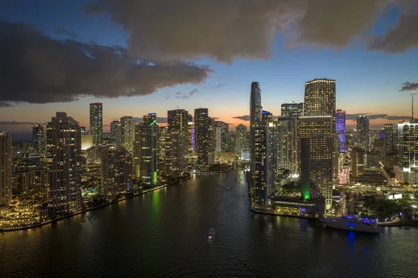 Pohled Shora Jasně Osvětlené Vysoké Mrakodrapy Budov Centru Čtvrti Miami — Stock fotografie