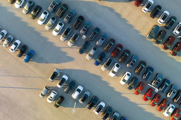 Вид Сверху Открытую Парковку Дилеров Большим Количеством Новых Автомобилей Складе — стоковое фото