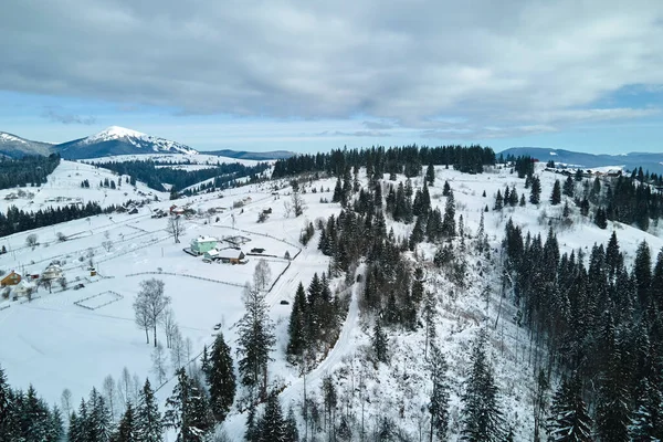 Winterlandschaft Mit Kleinen Dorfhäusern Zwischen Schneebedecktem Wald Kalten Bergen — Stockfoto