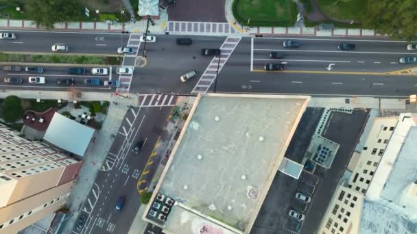 信号機との交差点で移動車と広いマルチレーン道路の空中ビュー アメリカの都市交通 上からのアメリカの都市交通 — ストック動画