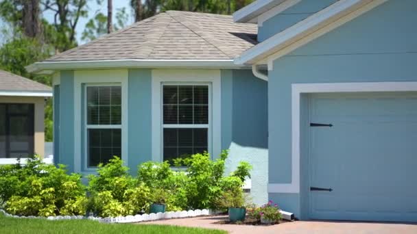 佛罗里达南部普通私人住宅的正面视图 一户人家 双车库门宽车道 — 图库视频影像