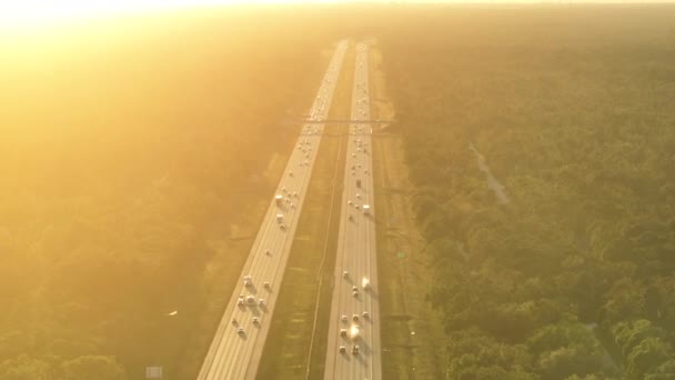 Günbatımında Sürüş Arabaları Kamyonları Olan Geniş Bir Amerikan Otoyolunun Yüksek — Stok video