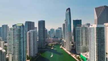 Miami Brickell, Florida, ABD. Miami Nehri 'nde lüks yatları olan Amerikan şehir merkezinin hava manzarası. Modern ABD megapolis 'teki yüksek ticari ve meskun gökdelen binaları.