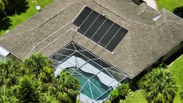 Пластиковые Солнечные Панели Отопления Установлены Крыше Частного Дома Подогрева Воды — стоковое видео