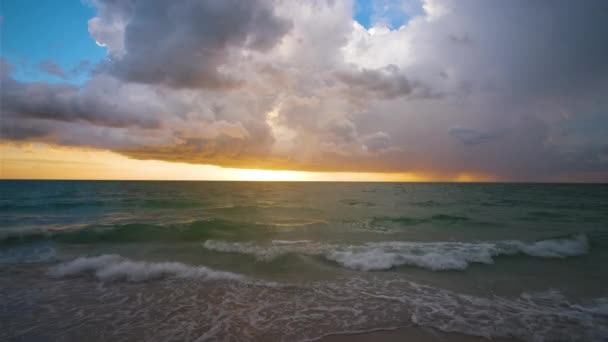 夕阳西下的海浪压碎在沙滩上 傍晚美丽的海景 — 图库视频影像