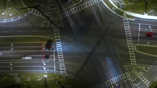 Trafik Işıkları Hareket Halindeki Arabalar Kamyonlarla Dolu Büyük Bir Kavşağın — Stok video