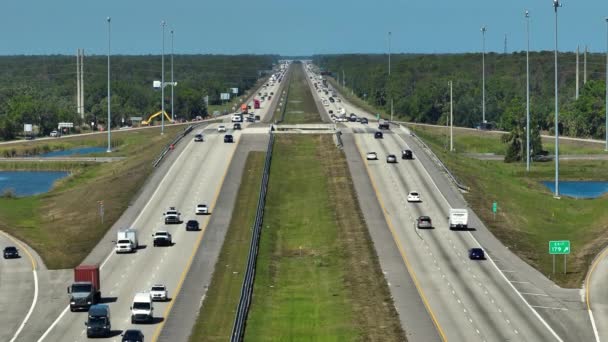 Widok Mulitlane Amerykańskiej Autostrady Szybkimi Samochodami Podczas Godzin Szczytu Florydzie — Wideo stockowe