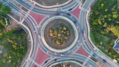 Amerikan yolunda sürüş arabaları olan bir trafik çemberi. ABD kavşağının yukarıdan görünüşü.