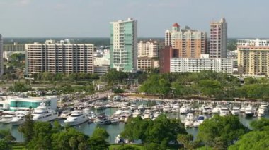 Sarasota şehir merkezi, Florida, ABD 'de Sarasota Körfezi marinasında lüks yatları olan şehir manzarası. Modern Amerikan megapolis 'inde yüksek gökdelen binaları olan gökyüzü çizgisi.