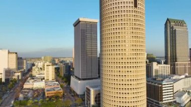 Florida, ABD 'nin Tampa şehrinin şehir merkezi manzarası. Modern Amerikan megapolis 'inde yüksek gökdelen binaları olan gökyüzü çizgisi.