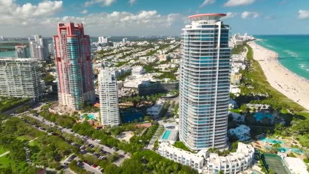 从美国南部迈阿密海滩建筑的上方看 南岸的豪华酒店和公寓大楼 美国佛罗里达州南部的旅游基础设施 — 图库视频影像