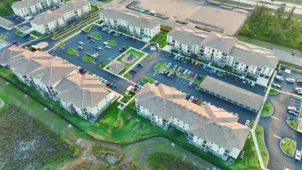 フロリダ郊外のマンションの上からの眺め 米国郊外の不動産開発の例としてアメリカのマンション — ストック動画