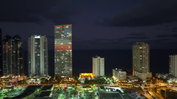 Άποψη Από Ψηλά Φωτισμένα Κτίρια Ουρανοξύστη Στο Κέντρο Της Πόλης — Αρχείο Βίντεο