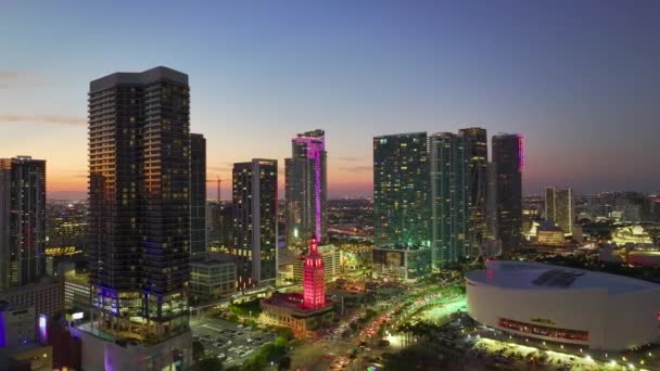 Miami Brickell Şehir Merkezindeki Gökdelen Binaları Sokak Trafiğini Gece Vakti — Stok video