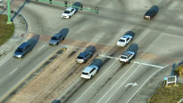 从上方俯瞰宽阔的多车道道路 驾驶车辆与红绿灯交界处 美国的城市交通 美国城市交通 — 图库视频影像