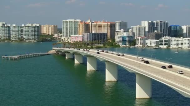 上图是佛罗里达州萨拉索塔市的景象 其海滨写字楼和约翰 林灵铜道从市中心通往圣阿曼兹钥匙 美国住房和交通的发展 — 图库视频影像