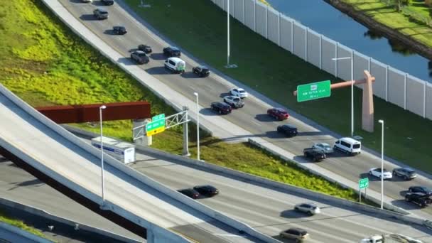 ラッシュ時に遅い運転車とフロリダ州マイアミの広い高速道路の交差点のビューの上 アメリカの交通インフラの概念 — ストック動画