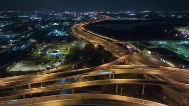 Αεροφωτογραφία Του Αμερικανικού Αυτοκινητοδρόμου Διασταύρωση Νύχτα Γρήγορη Οδήγηση Οχημάτων Στην — Αρχείο Βίντεο