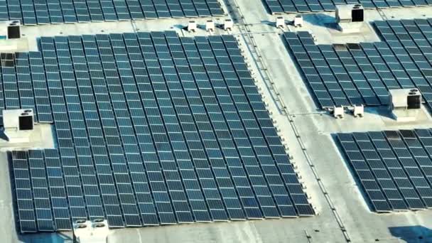Αεροφωτογραφία Μπλε Φωτοβολταϊκών Ηλιακών Συλλεκτών Τοποθετημένων Στέγη Βιομηχανικού Κτιρίου Για — Αρχείο Βίντεο