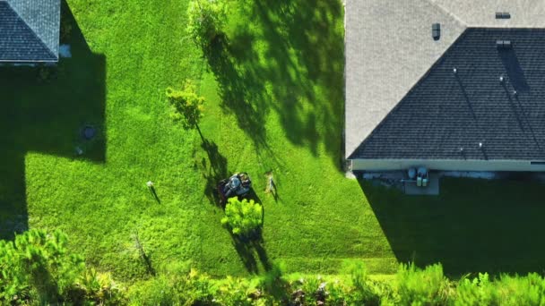 Luftaufnahme Eines Mannes Arbeiter Beim Rasenmähen Sommer Mit Einem Professionellen — Stockvideo