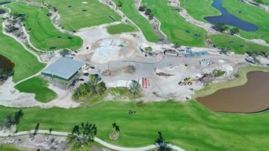 Güneşli Florida 'da inşaat halindeki yeni golf sahasının havadan görünüşü. Kiralama sporları için altyapının geliştirilmesi.