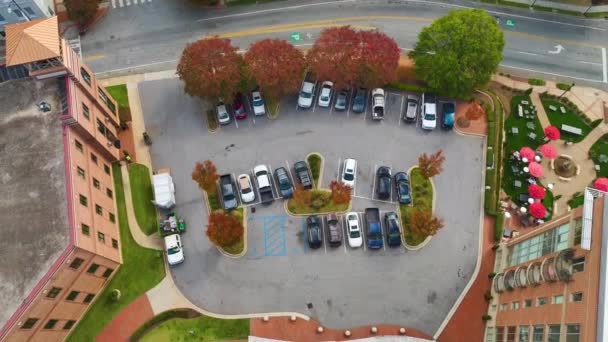 アパートの建物の裏庭に駐車場に駐車多くのカラフルな車の空中ビュー 住宅マンションの前の車両のための場所 — ストック動画
