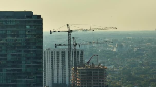Luftaufnahme Einer Neu Entstehenden Wohnsiedlung Amerikanischen Stadtgebiet Turmdrehkrane Auf Einer — Stockvideo