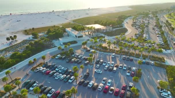 Вид Воздуха Парковку Туристов Автомобилей Перед Знаменитым Пляжем Siesta Key — стоковое видео