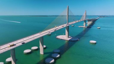 Florida 'daki Tampa Körfezi üzerindeki Sunshine Skyway Köprüsü' nün hava görüntüsü. Ulaşım altyapısı kavramı.