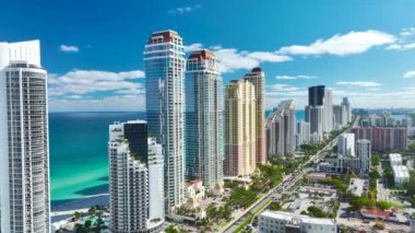 Atlantik Okyanusu kıyısında Sunny Isles Sahili 'nde pahalı oteller ve apartmanlar ve yoğun sokak trafiği. Güney Florida 'daki Amerikan turizm altyapısı.