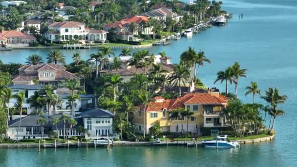 バードキーの高価な邸宅は 米国フロリダ州サラソータ市のメキシコ湾沿岸の緑のヤシの木の間にあります 裕福なウォーターフロント地区の空中ビュー プレミアム住宅開発 — ストック動画