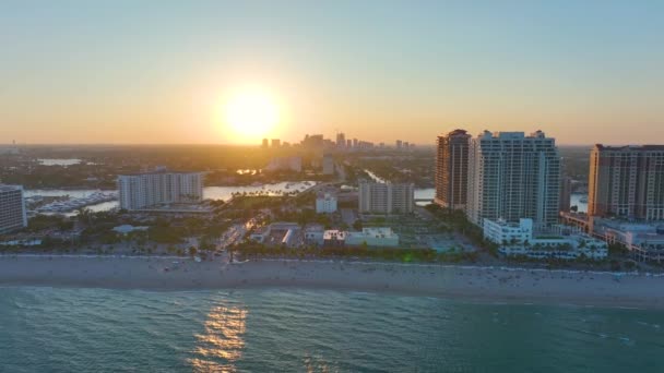 로더데일 플로리다의 석양에서 휴식을 취하고 관광객들 해변의 모래사장을 공중에서 바라본다 — 비디오