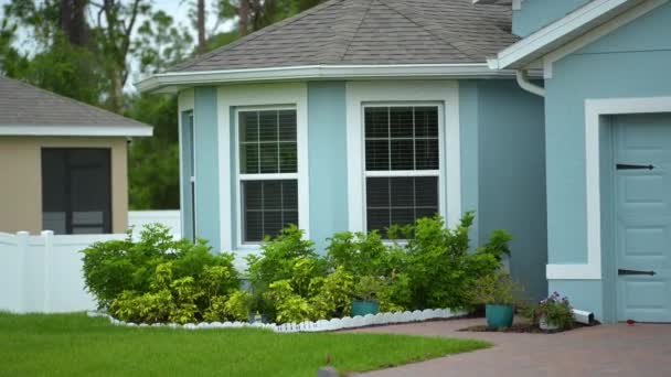 フロリダ州南西部の一般的なアメリカの民家で 大きなキッチンウィンドウと庭に緑の芝生があります — ストック動画