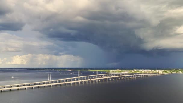 Сильная Гроза Приближается Мосту Соединяющему Пунта Горду Порт Шарлотт Через — стоковое видео