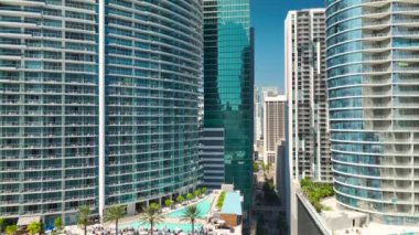 Miami Brickell, Florida, ABD. Amerikan şehir merkezinin hava manzarası. Modern ABD megapolis 'teki yüksek ticari ve meskun gökdelen binaları.