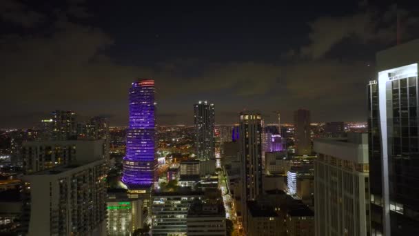 フロリダ州 米国のマイアミ ブリックのダウンタウン地区の夜の都市景観 現代のアメリカのメガポリスで明るく照らされた高層ビルの建物とスカイライン — ストック動画
