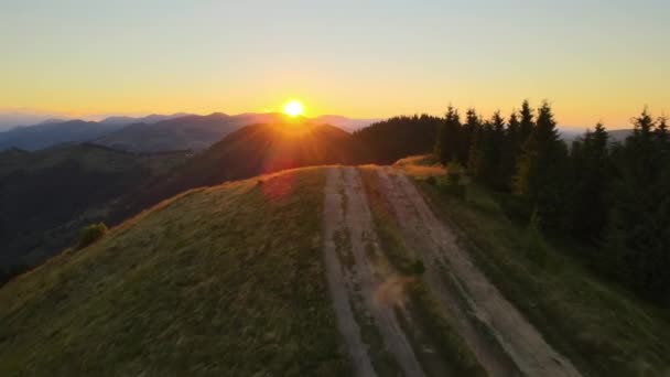 Sentier Hors Route Traversant Sommet Colline Route Terre Sombre Éclairée — Video
