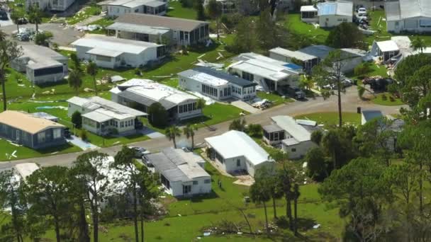 フロリダ州のモバイルホーム住宅地でハリケーンイアンの後に深刻な被害を受けた家 自然災害の結果 — ストック動画