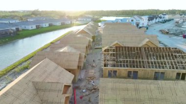 Yeni gelişmekte olan banliyö bölgesinde yapım aşamasındaki ahşap evlerin üst görüntüsü. Amerikan banliyölerinde konut geliştirme. ABD 'de emlak piyasası.