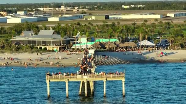 フロリダ州のヴェネツィアの釣り桟橋で休暇を楽しむ観光客 海辺の夏のアクティビティ — ストック動画