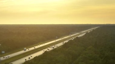 Florida 'daki kalabalık I-75 otobanından gün doğumunda trafiğin hızla ilerlediği manzarayı izleyin. Eyaletler arası hızlı ulaşım kavramı.