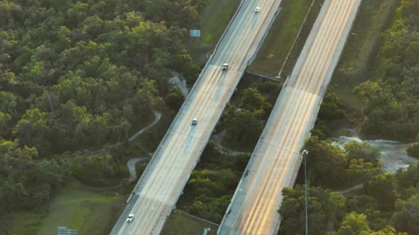 Вид Сверху Переполненную Скоростную Автомагистраль Флориде Быстрым Движением Транспорта Восходе — стоковое видео